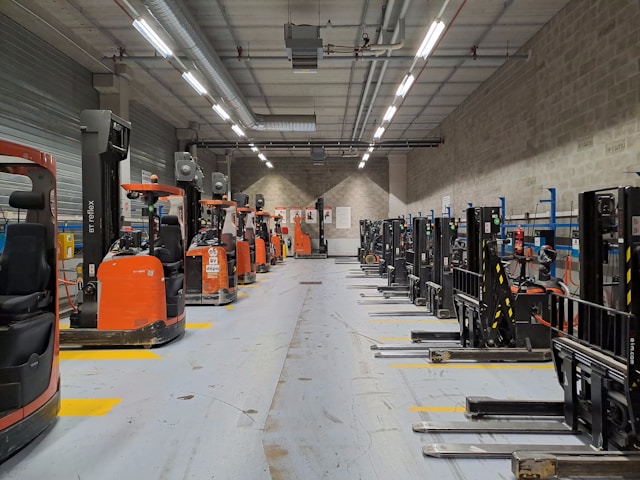 Pallet Jacks vs Stackers vs Forklifts: What’s the Difference?